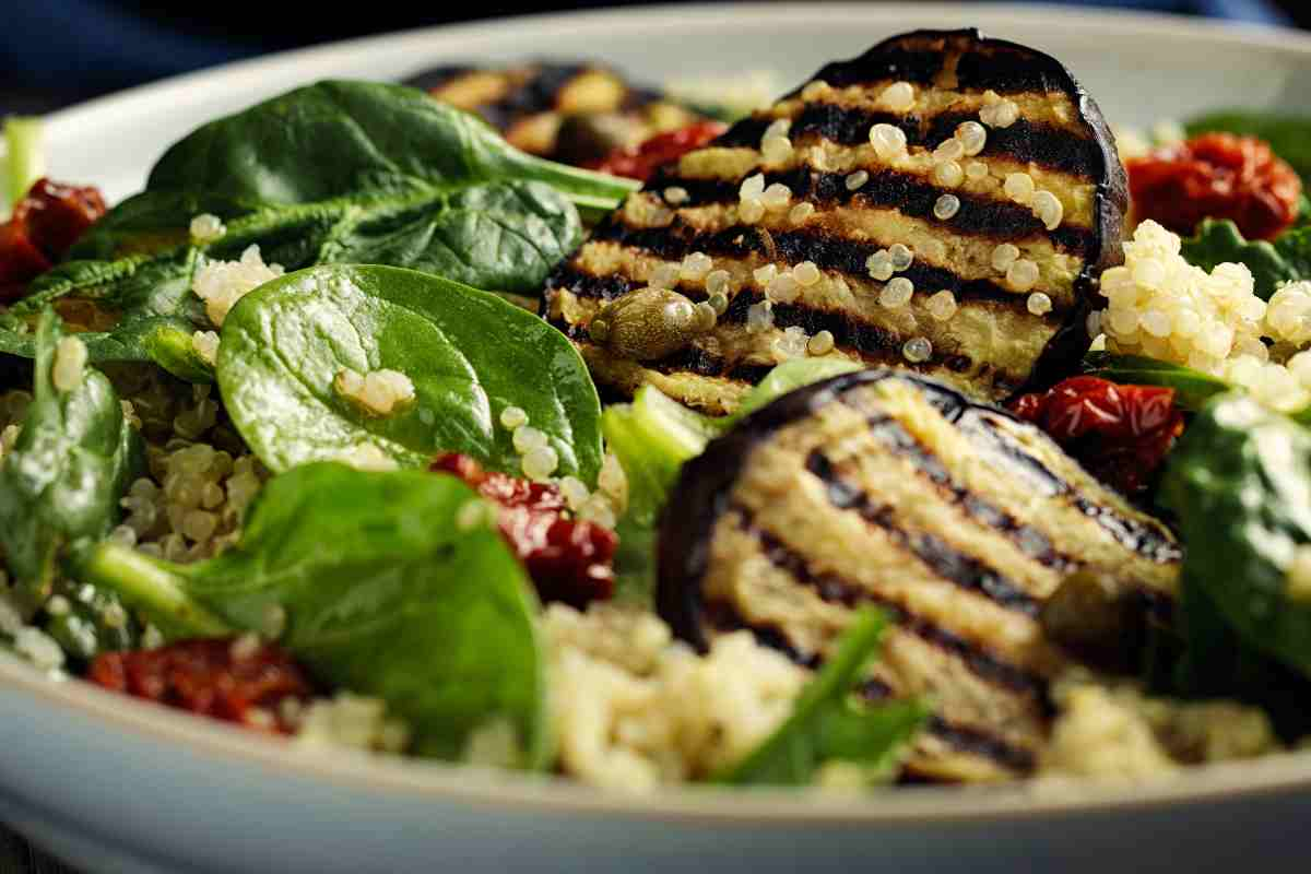 Perdi peso con gusto con questa insalata di quinoa con melanzane grigliate perfetta per l’estate