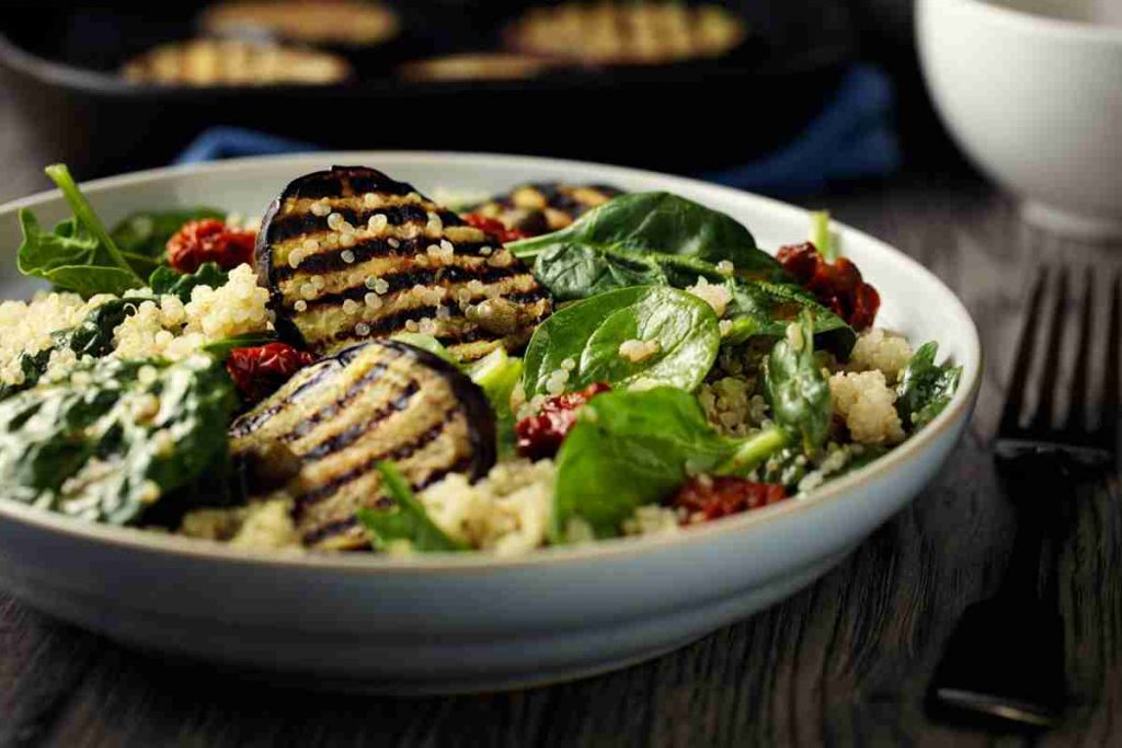 Insalata di quinoa con melanzane grigliate e pomodori secchi 