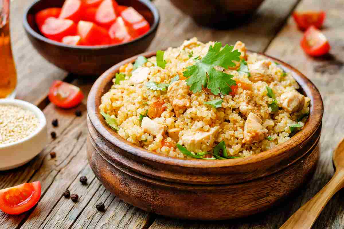 Insalata di quinoa con pollo e verdure, bastano 20 minuti e prepari un piatto unico squisito e leggero