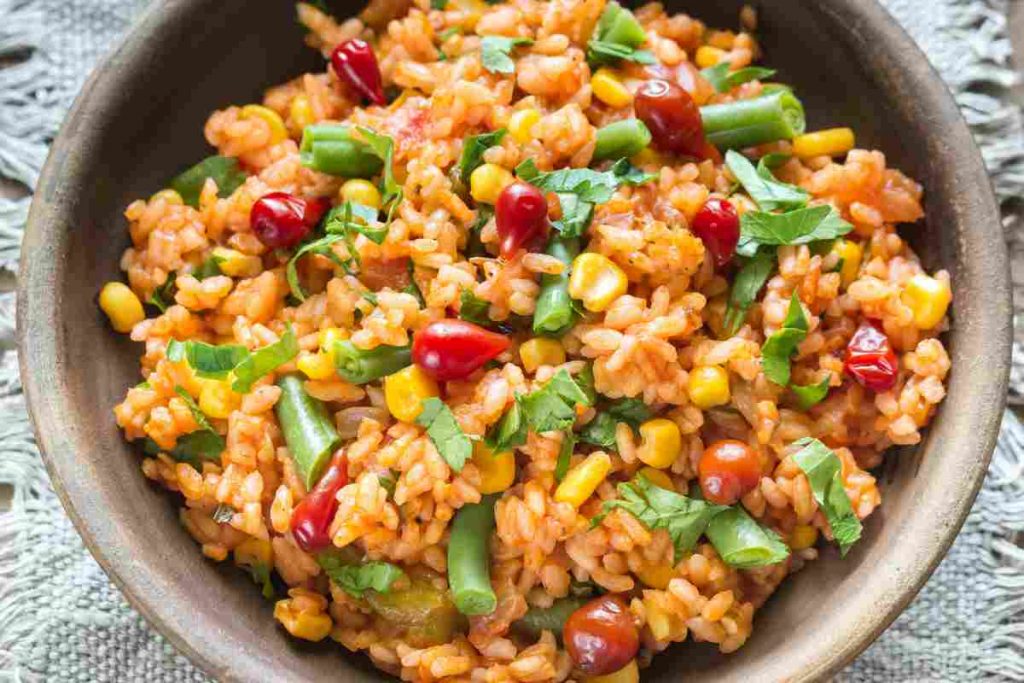 Insalata di riso piccante con le verdure vista dall'alto