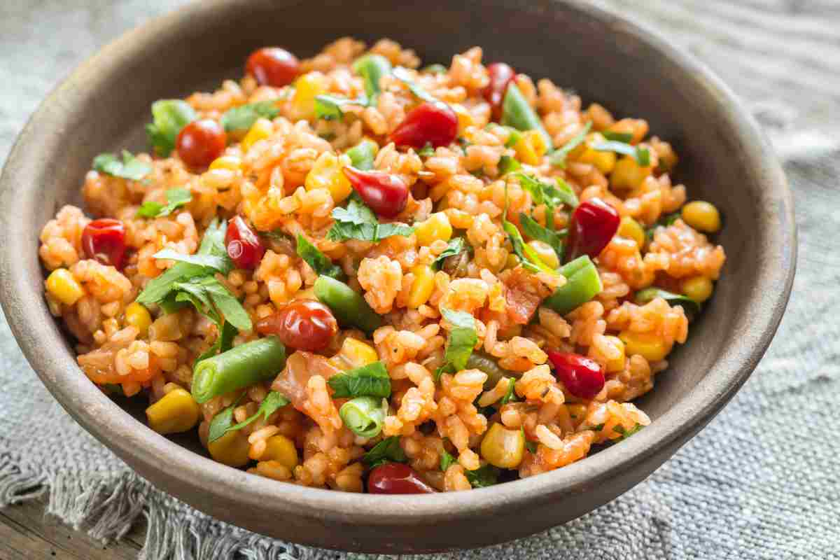 ciotola con insalata di riso piccante con verdure