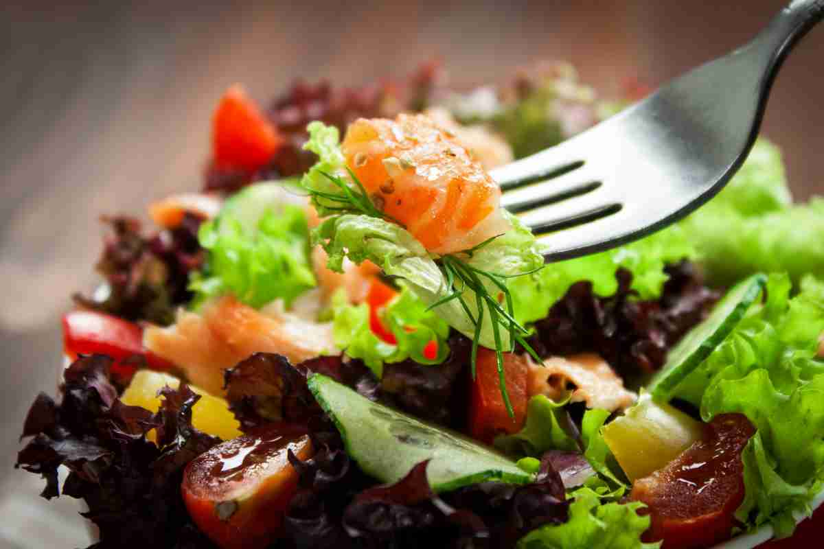 Insalata fresca con il salmone, è una sinfonia di sapori, piatto unico perfetto quando non ho tempo