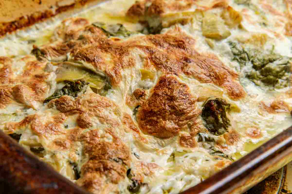 Deliziosa lasagna bianca carciofi e salsiccia per un pranzo da re economico