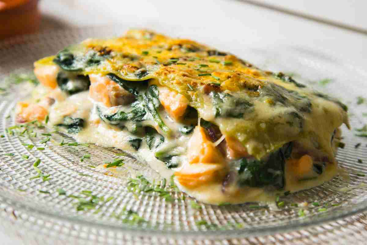 Preparo la lasagna salmone e spinaci con questa ricetta e ogni volta mi pento di averne fatta solo una pirofila