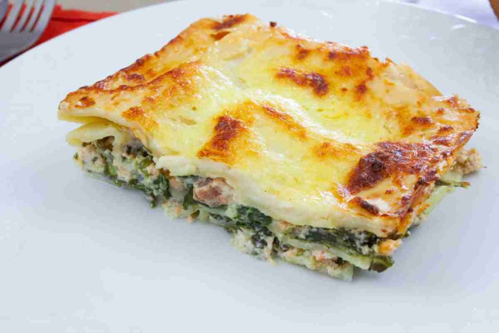 Porzione di lasagne salmone e spinaci