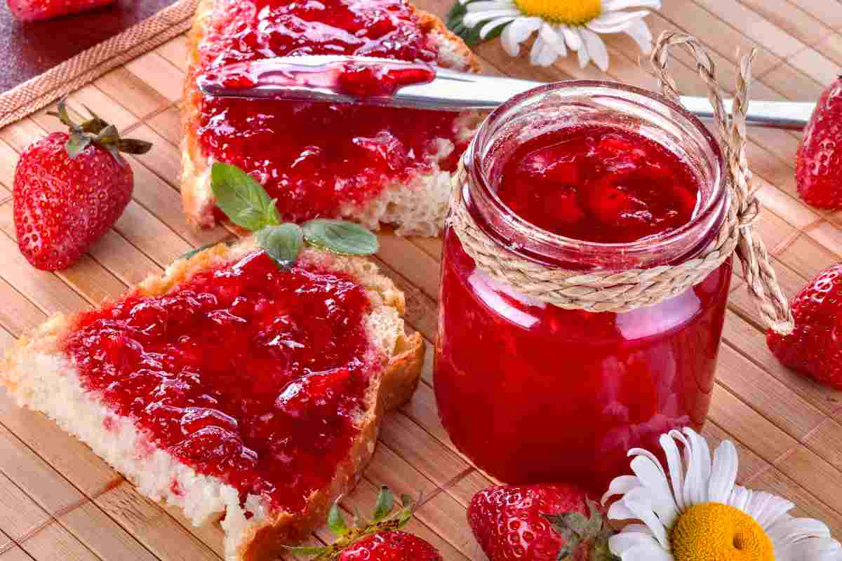 Marmellata di fragole, segui questa ricetta con poco zucchero e potrai mangiarne di più (meno calorie)