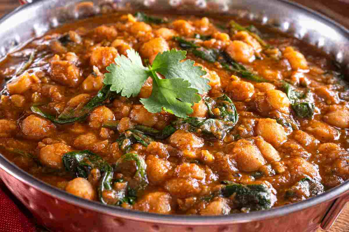 Minestra di ceci con curry e spinaci in padella di rame