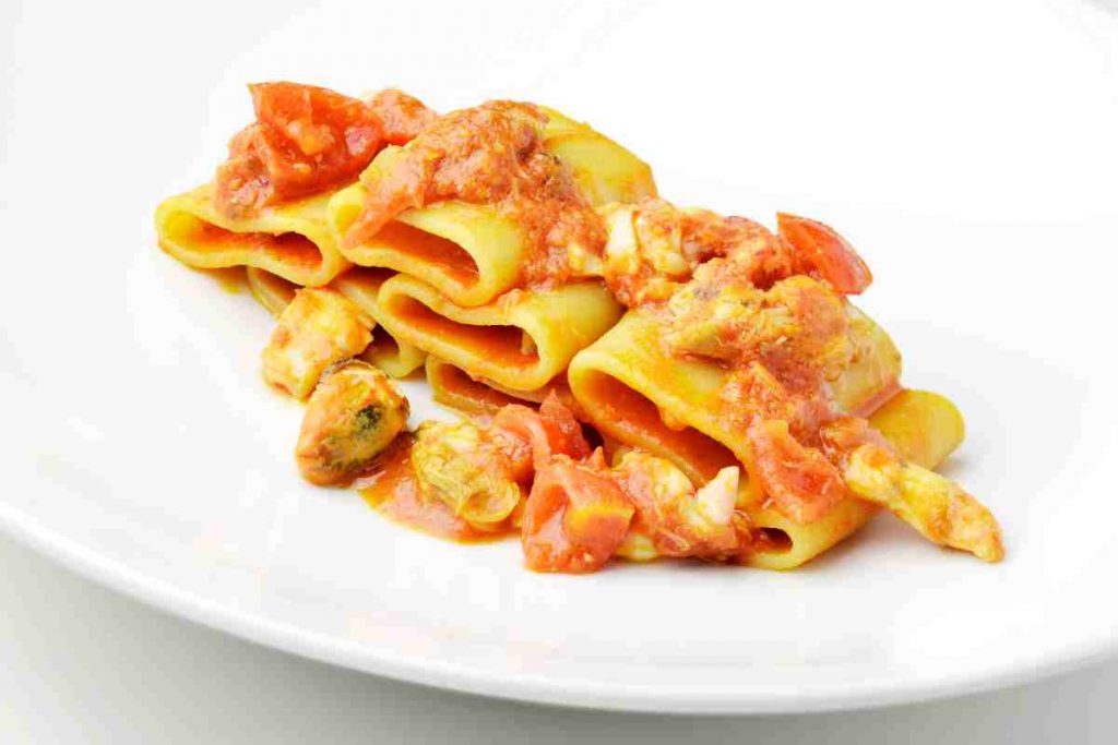 piatto bianco con porzione di paccheri alla marinara