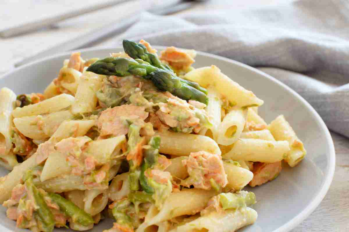 Pasta salmone fresco e asparagi, solo seguendo questo passaggio il pesce resta bella cremosa