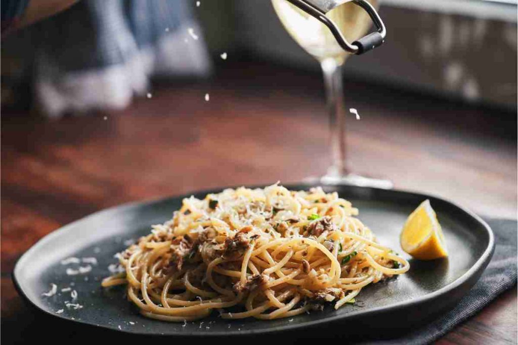 Pasta con alici e cipolla spolverata con formaggio