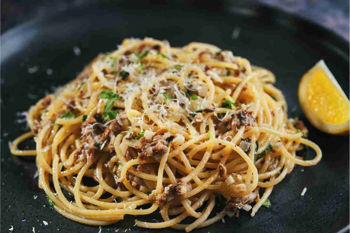 Pasta con alici e cipolle, piatto economico buonissimo e ci sfami tutta la famiglia