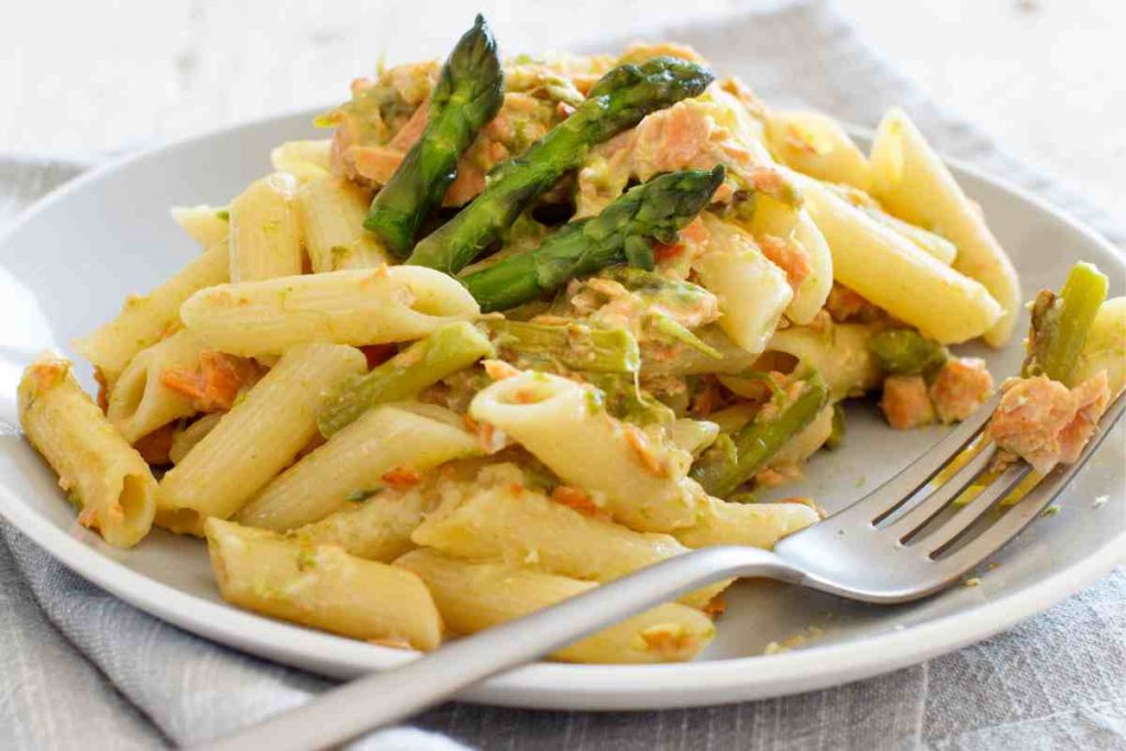 Pasta con asparagi e salmone 