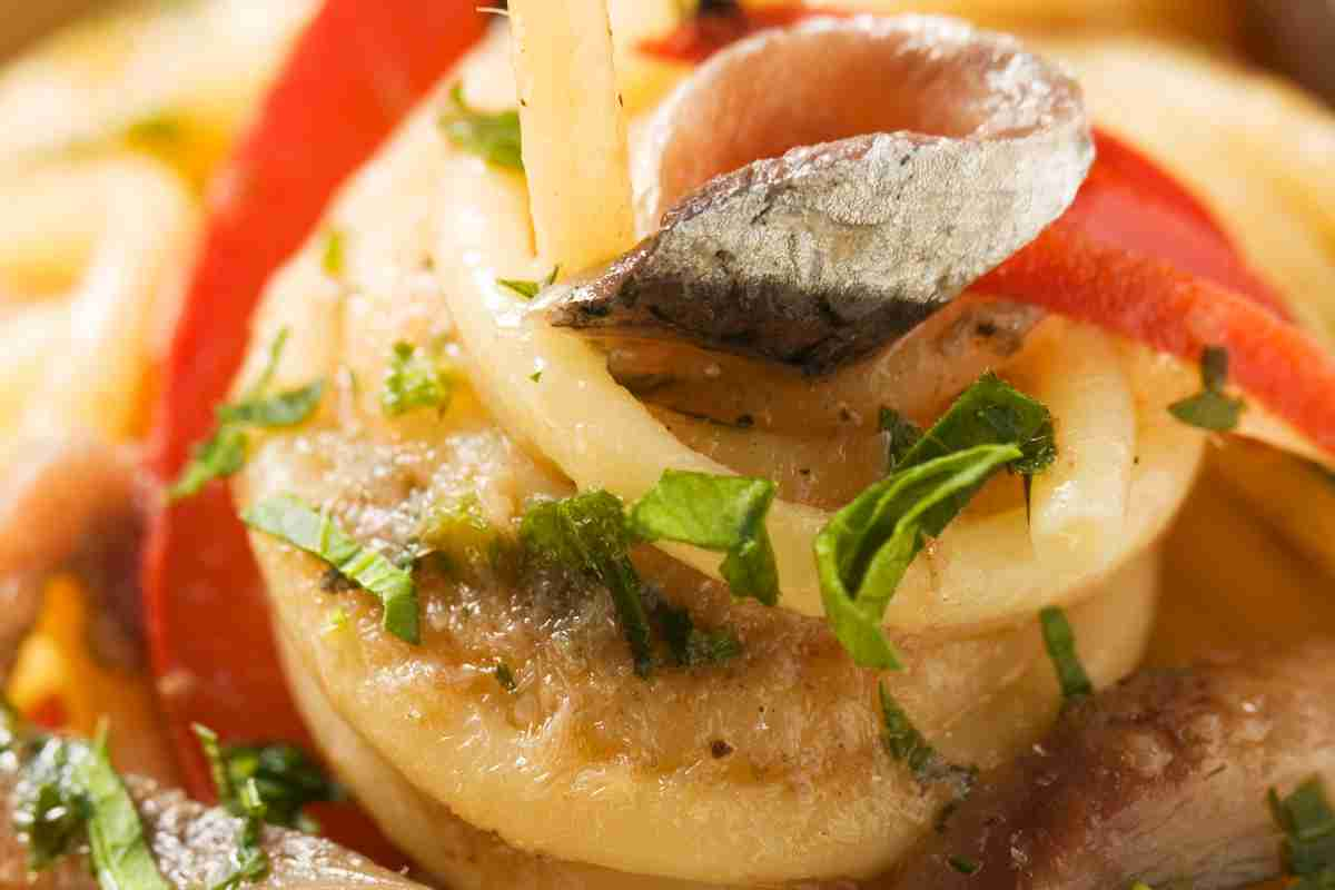 Pasta con fiori di zucca e alici, la faccio alla siciliana e il risultato è fenomenale