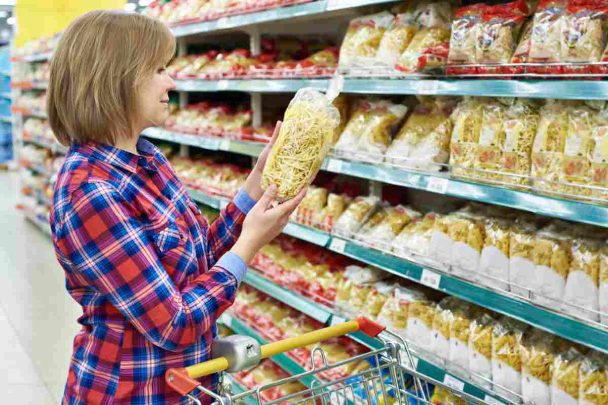 Pasta al supermercato, molte etichette mentono: solo alcune contengono veramente grano italiano