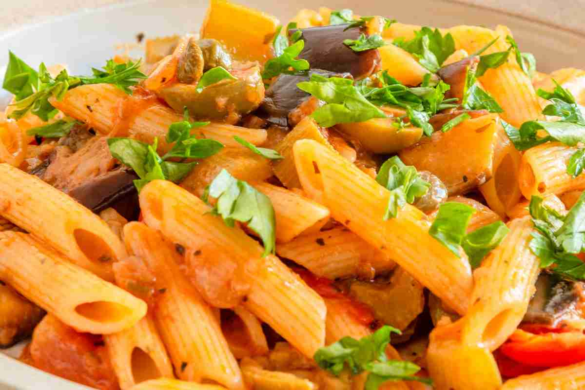 Pasta con la caponata vista in primo piano