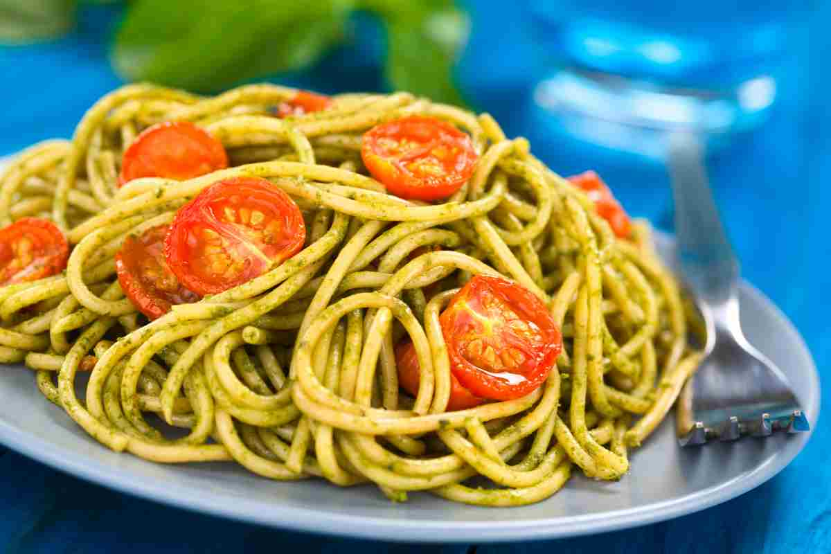 La pasta con pesto di rucola e pachino è veloce e gustosa, ti svelo un segreto per farla cremosissima