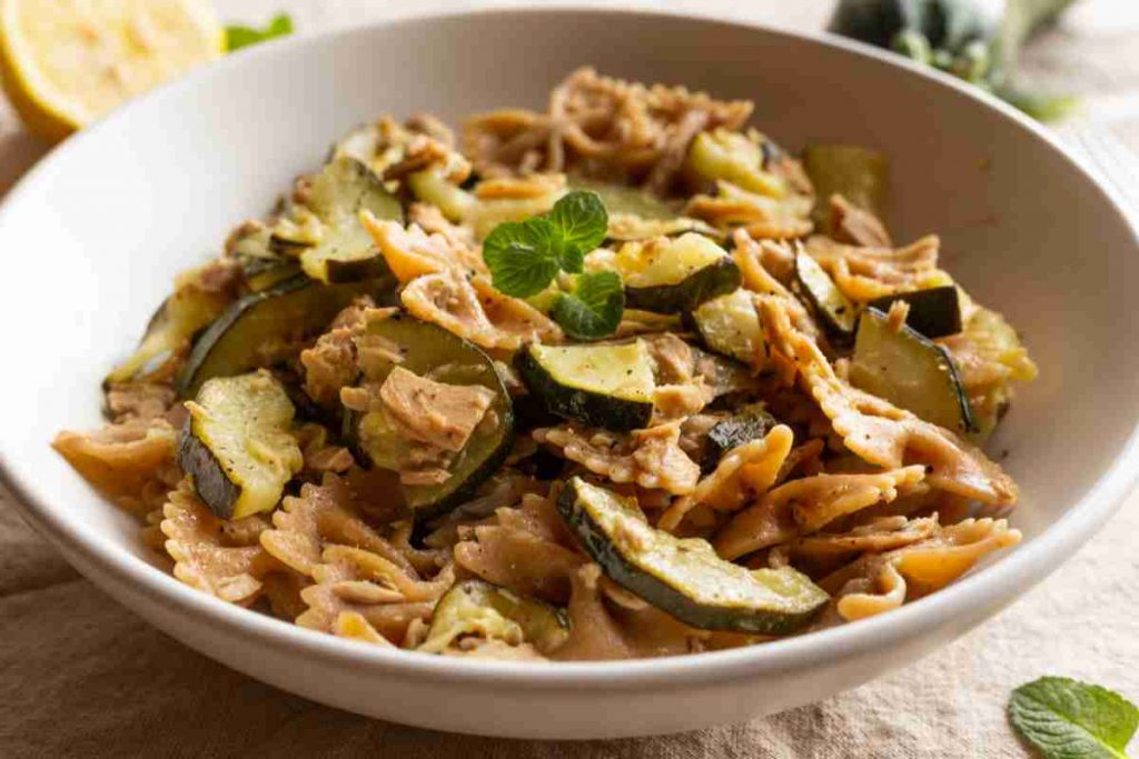 Ampia ciotola con pasta con zucchine tonno e menta - buttalapasta.it