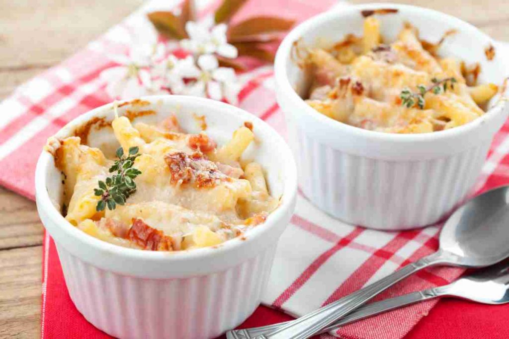 Pasta gratinata con pancetta monoporzione