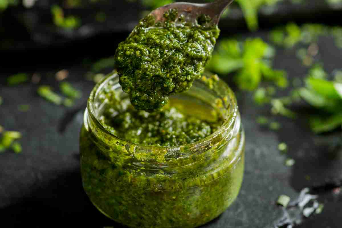 Pesto di rucola che resta verde brillante, prova questa ricetta e la salsa sarà lucida e profumatissima