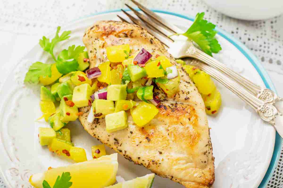 Pollo alla griglia con salsa di mango leggero e sfizioso, con questa marinatura non ha eguali