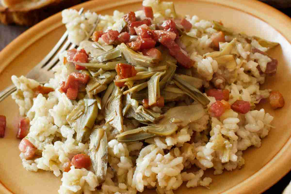 Risotto carciofi e pancetta, cremoso e così saporito grazie a un ingrediente speciale ma economico