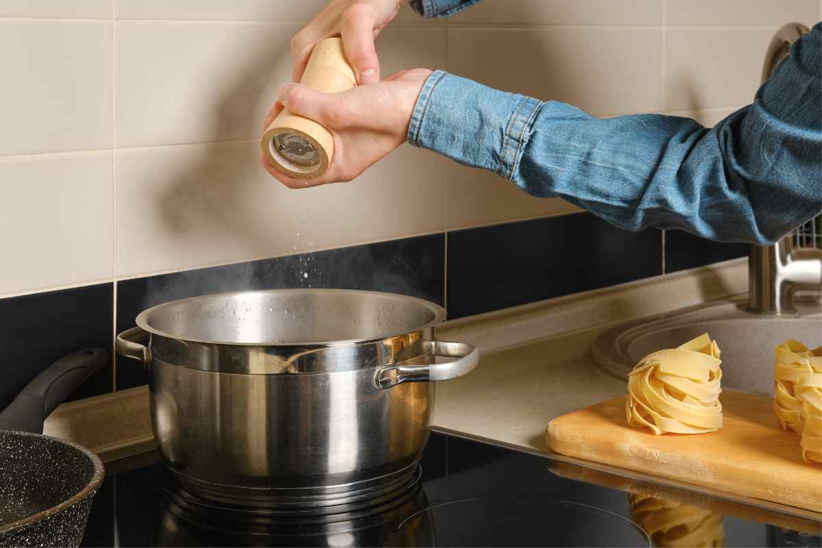 Sale nell’acqua della pasta prima o dopo? Finalmente lo chef fa chiarezza, non è come pensi