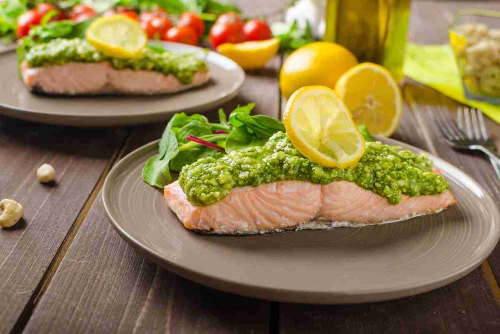 Filetto di salmone al vapore con sopra del pesto e insalata di contorno