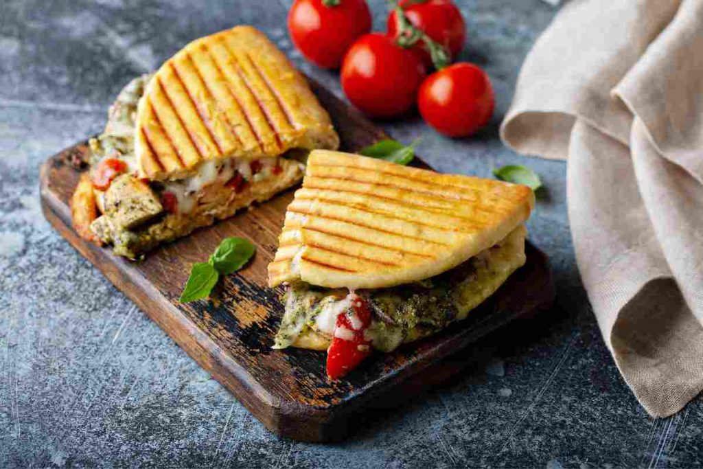 Sandwich con ripieno vegetariano su tagliere