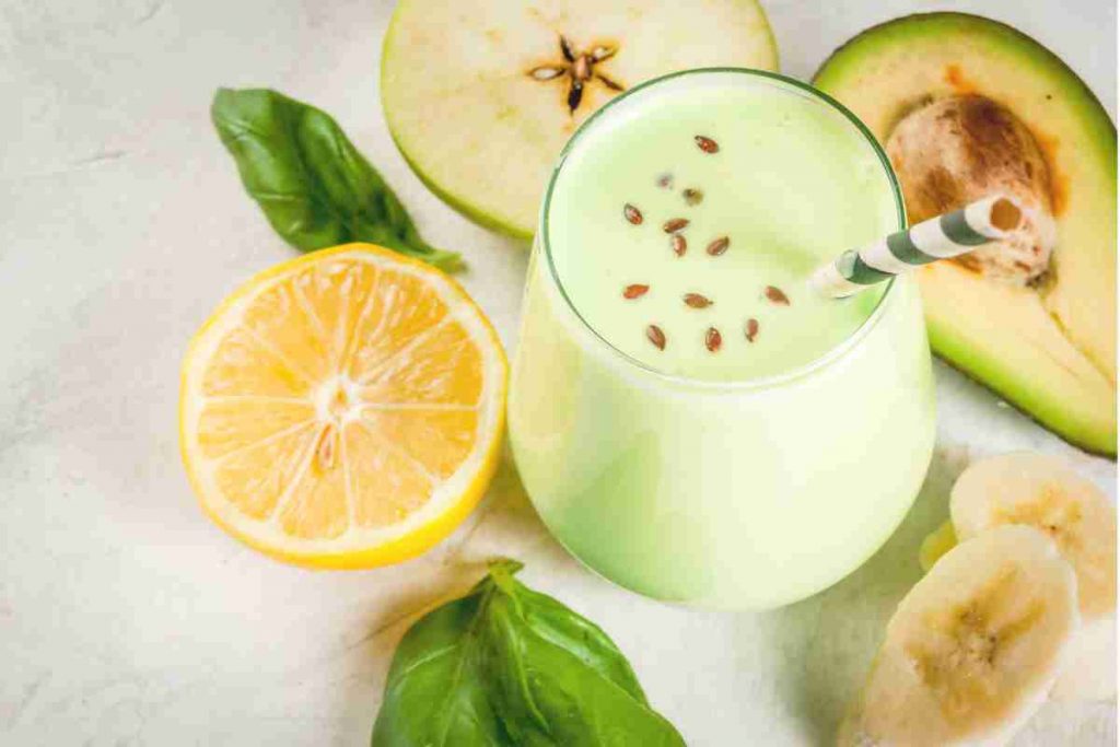 Bicchiere con smoothie con avocado 