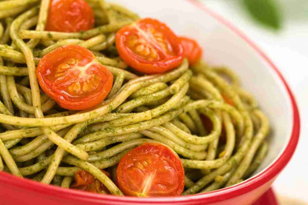 Ciotola smaltata con spaghetti con pesto di rucola e pachino 