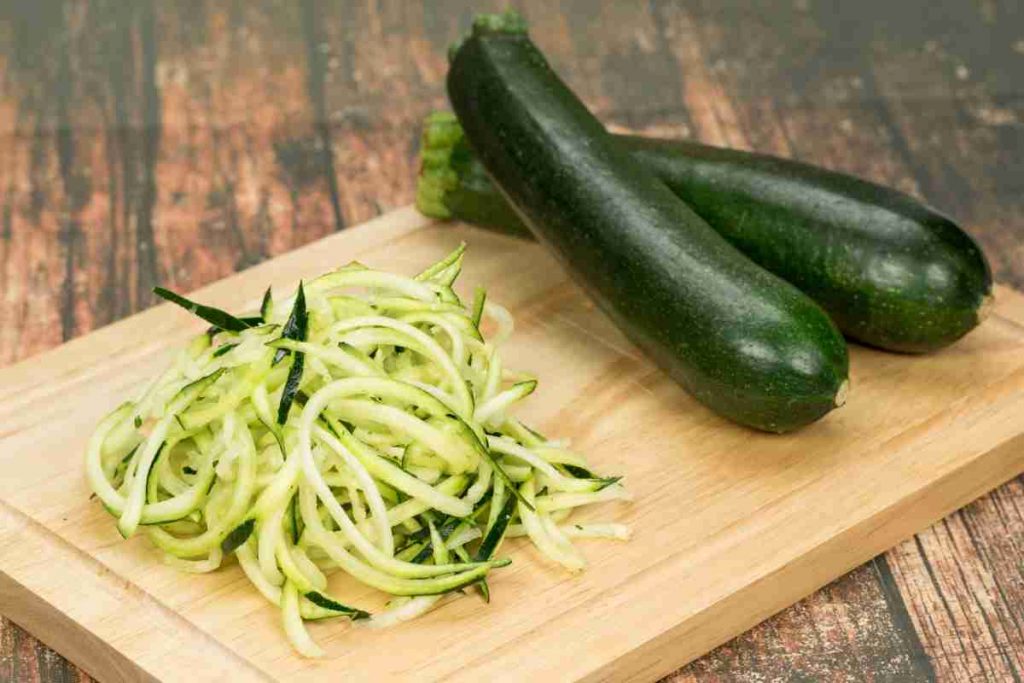 Spaghetti di zucchine crude sul tagliere di legno