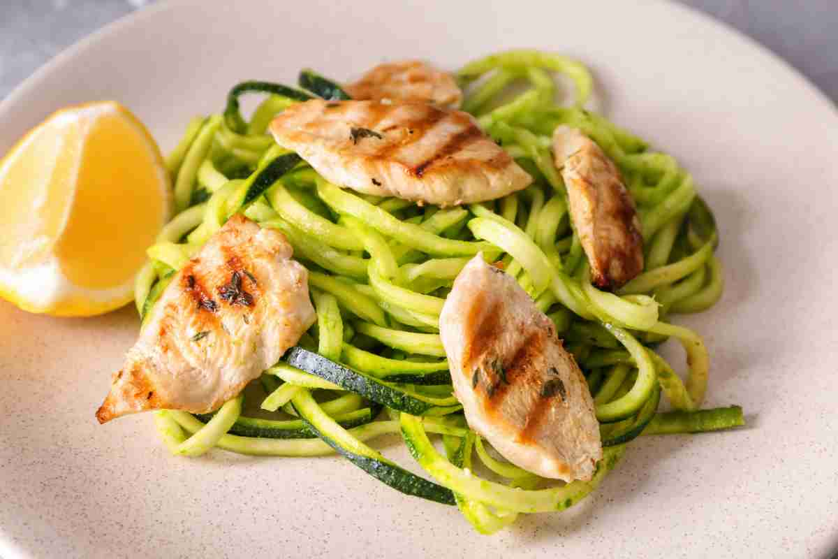 Gli spaghetti di zucchine crude con pollo alla piastra sono perfetti per dimagrire con gusto