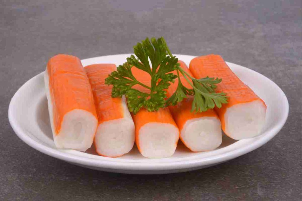 Surimi nel piatto con ciuffo di prezzemolo