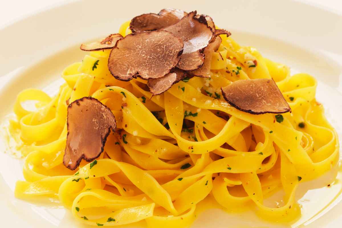 È arrivato il momento delle tagliatelle al tartufo, fai attenzione perché bianco e nero hanno cotture diverse e rischi di rovinare tutto