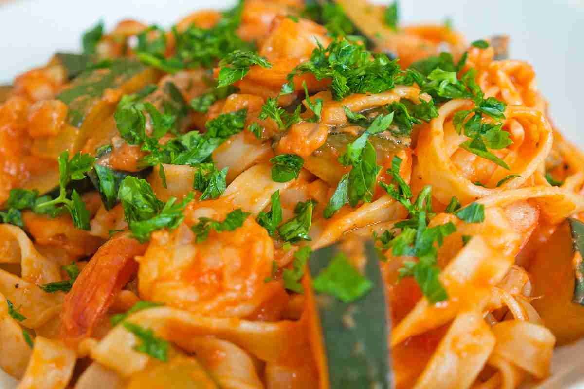 Faccio le tagliatelle con zucchine e sugo di gamberetti ogni settimana, a grande richiesta