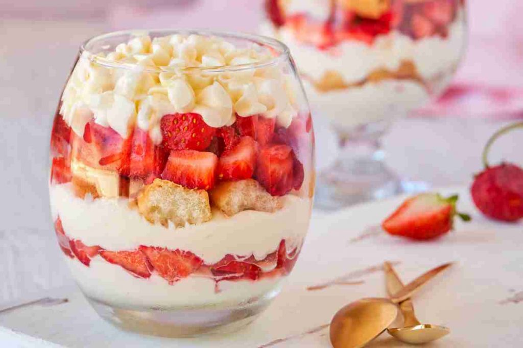 Tiramisù fragole e panna vegetale per il dolcetto facile e veloce di oggi