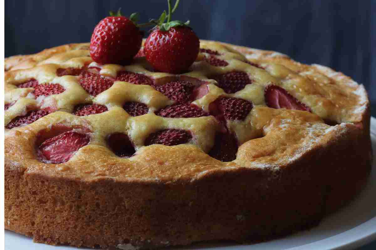 Lasciati conquistare dalla golosità di questa torta morbida con le fragole, non te l’aspetti ma ha poche calorie