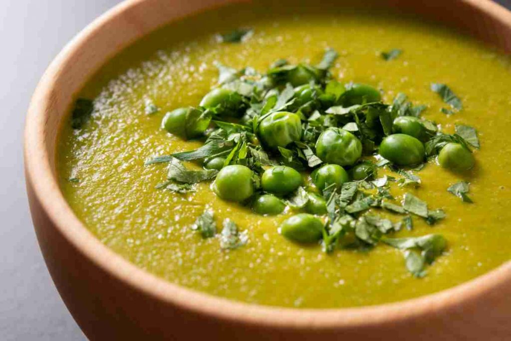 Ciotola con zuppa di piselli e menta 