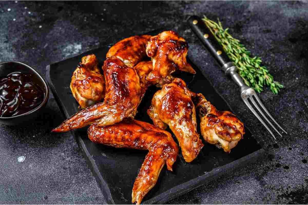 Alette di pollo in salsa BBQ: questa la vera ricetta americana per aperitivi indimenticabili