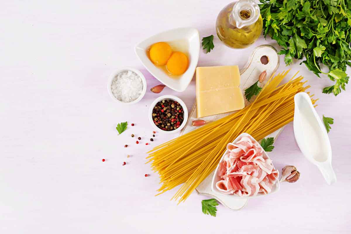 Cari gastrofighetti, la carbonara non è nata affatto come pensate voi: la ricetta originale potrebbe scioccarvi