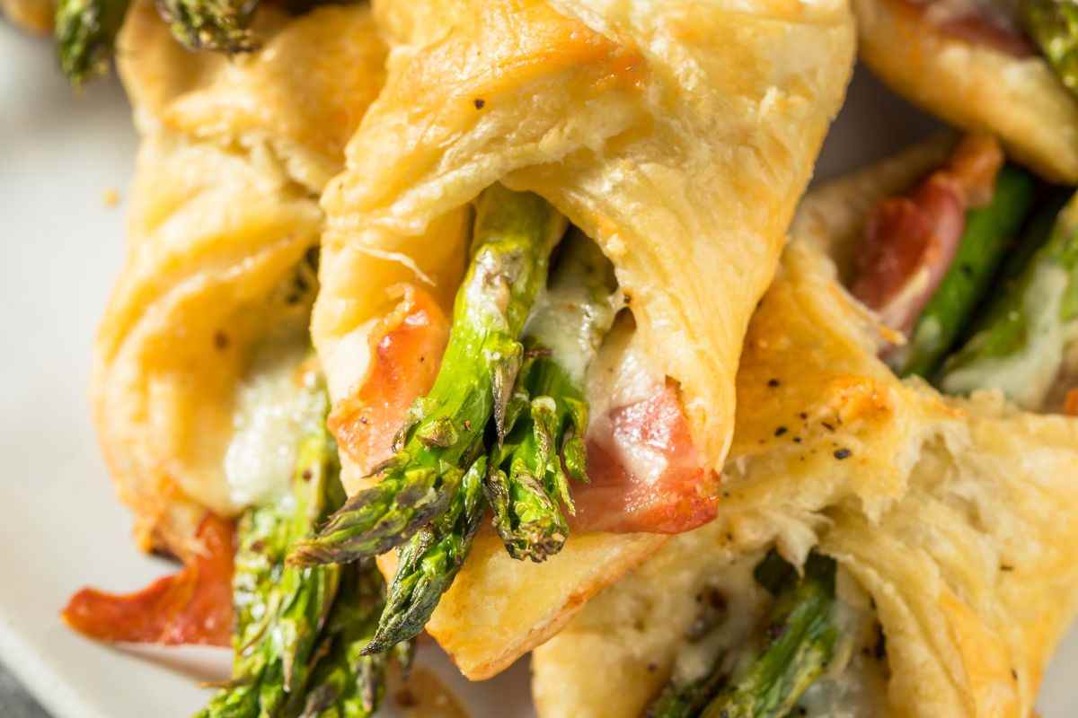 Con un rotolo di pasta sfoglia ho preparato i cannoli salati con gli asparagi