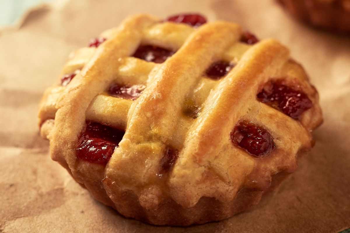 Crostatina con confettura di fragole, la merenda che piace tanto ai bambini