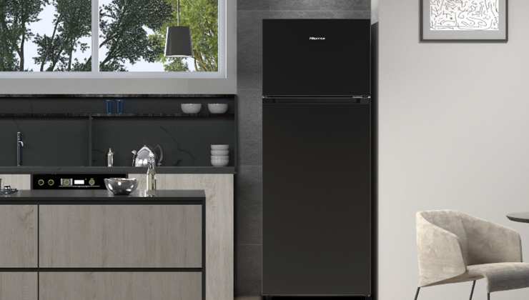 un frigorifero nero al lato di una cucina