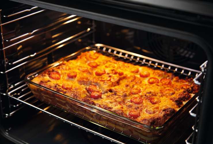 interno di un forno con una focaccia dentro a una teglia