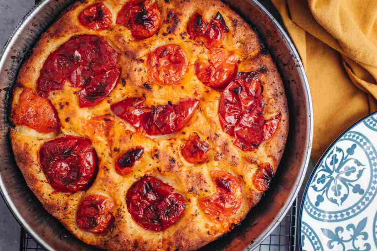 Soffice, ben condita e con tanti pomodorini succosi: questa è la vera ricetta della focaccia barese, come la faceva mia nonna al forno del paese