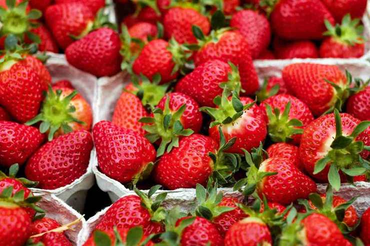 fragole: ecco come pulirle