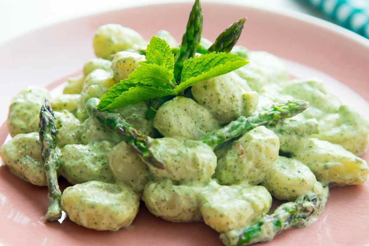 Ho preparato per la prima volta gli gnocchi agli asparagi e li ho conditi con una crema allo yogurt e menta