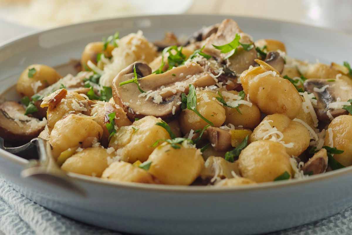 Gnocchi di patate formaggio e champignon, un primo piatto cremoso da preparare in meno di 30 minuti