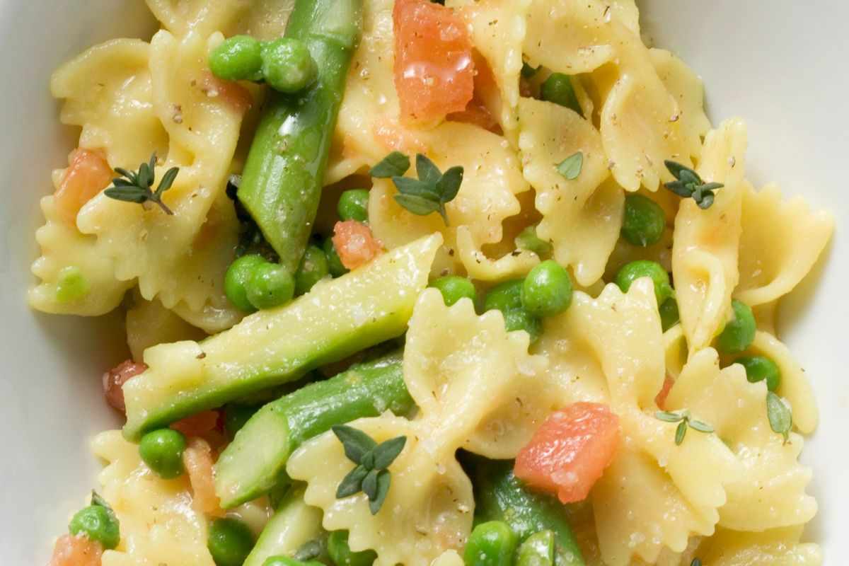 insalata di pasta con asparagi e piselli ricetta