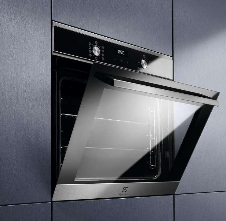 Un forno a incasso con lo sportello aperto